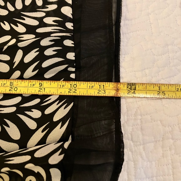 Worthington black/wt floral circle skirt w/mesh accent hem. Separate black liner - Picture 7 of 7